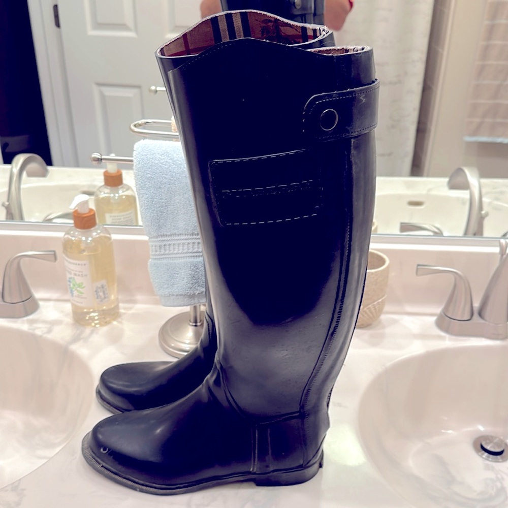 Authentic Burberry rain boots, size 38 (7-7.5)
